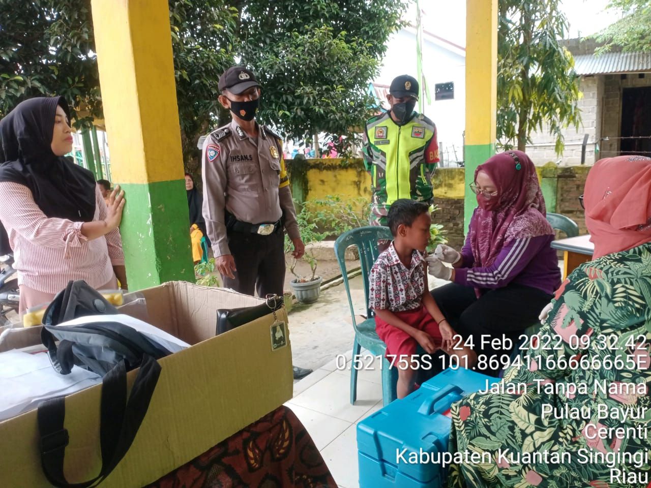Serda Abdul Wahab Babinsa Koramil 06/Cerenti Kodim 0302/Inhu  Pantau Dan Dampingi Pelaksanaan Vaksin Covid-19 di SD Negeri 004 Dess Pulau Bayur Kecamatan Cerenti