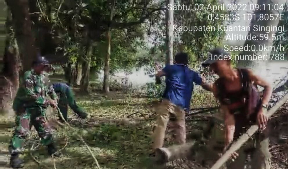 Babinsa Koramil 06/Cerenti  Kodim 0302/ Inhu, Gotong Royong Mempembersihaan Menyambut Bulan Puasa Warga