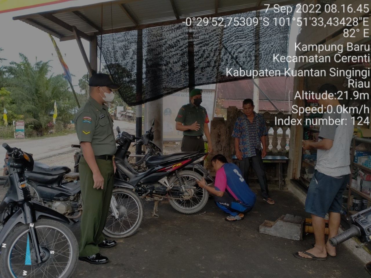 Di Salah Satu Bengkel Motor, Babinsa Koramil 06/Cerenti Dim 0302/Inhu Berikan Sosialisasi Serta Himbauan Kepada Warga Agar Patuhi Prokes Covid-19