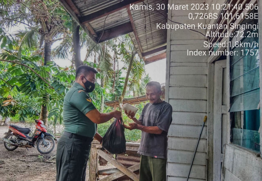 Sertu Heriyus Saputera Babinsa Koramil 06/Cerenti Kodim 0302/Inhu Suasana Bulan Suci Ramadhan 1444 H Memberikan Sembako Untuk Warga Desa