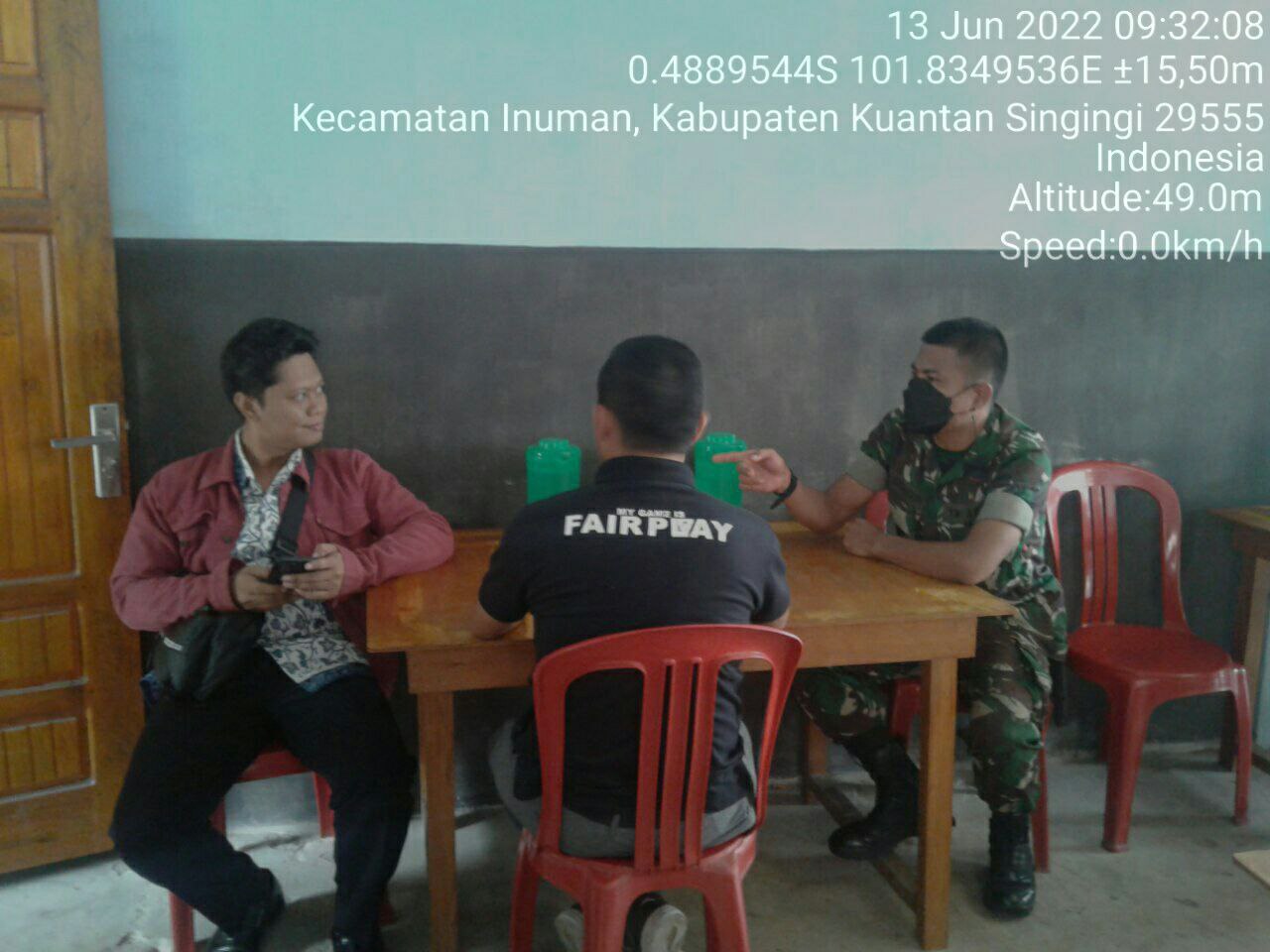 Di Pasar Inuman, Babinsa Koramil 06/Cerenti Kodim 0302/Inhu Ciptakan Keakraban Babinsa Rutin Laksanakan Komsos Dengan Masyarakat