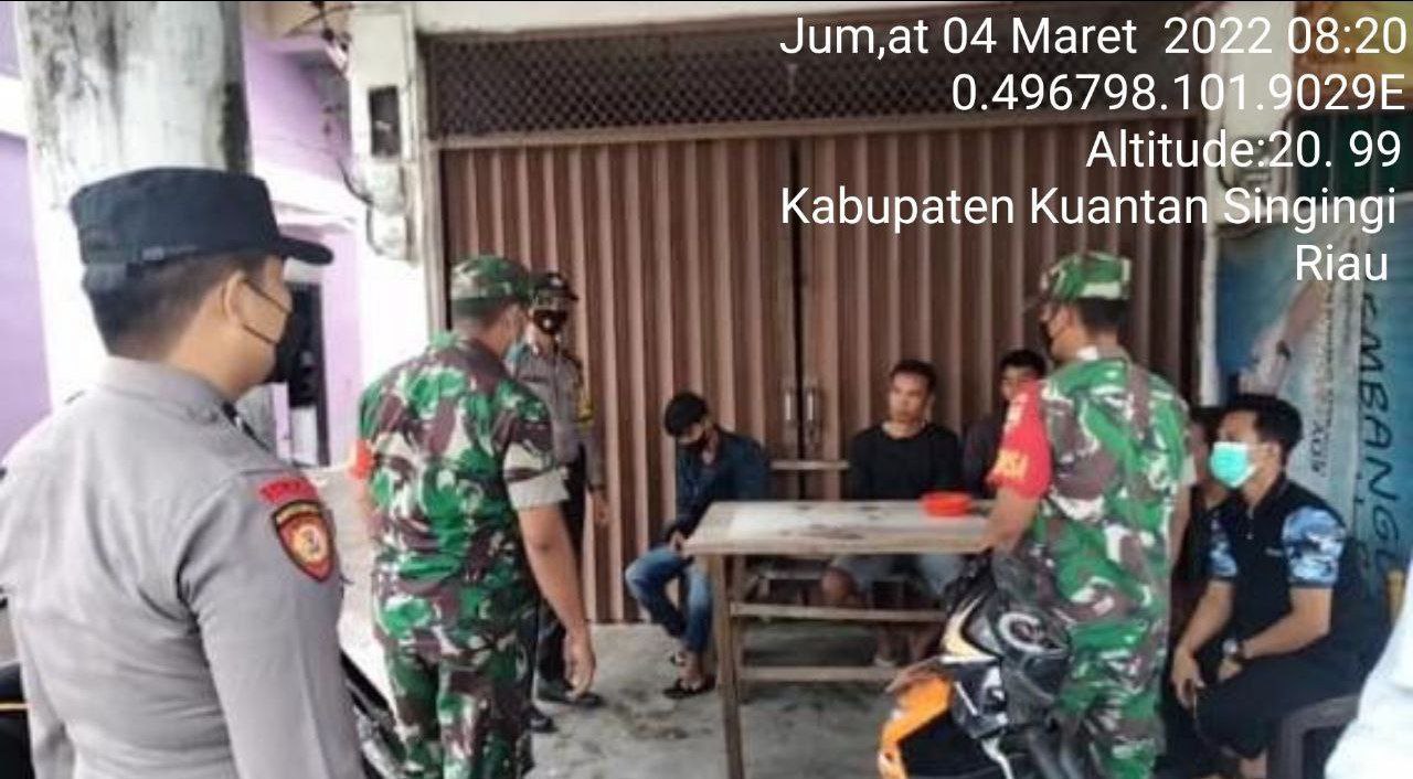 Babinsa Koramil 06/Cerenti Kodim 0302/Inhu Dan Anggota Polsek Kec. Cerenti ,Berikan Sosialisasi Serta Himbauan Kepada Warga Agar Patuhi Prokes Covid-19 di Desa Kampung Baru Koto