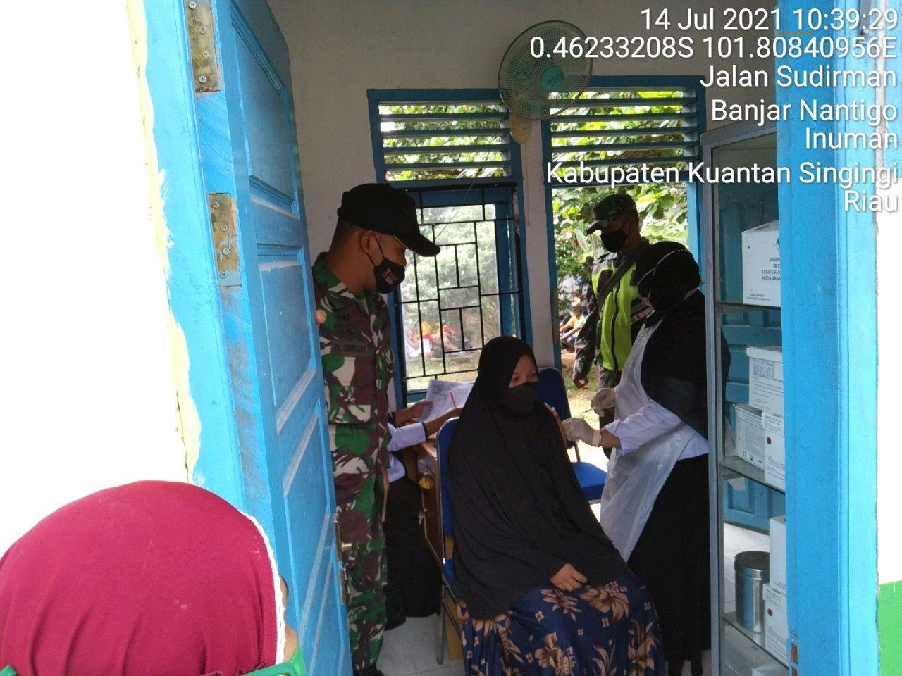Sertu Efison Angggota Koramil 06/Cerenti Kodim 0302/Inhu Dampingi Pemberian Vaksinasi Covid-19 Kepada Masyarakat