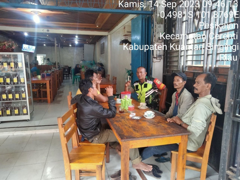 Babinsa Koramil 06/Cerenti Kodim 0302/ Inhu Komsos Dengan Warga Desa Pesikaian Baru Kecamatan Cerenti Kabupaten Kuansing