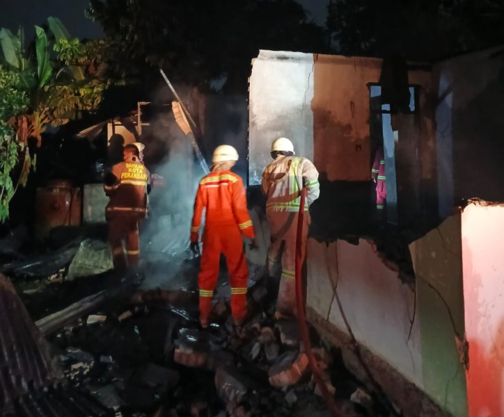 Dua Warga Luka Tersengat Listrik Saat Kebakaran Rumah di Rumbai