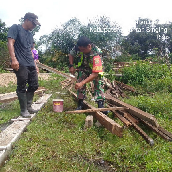 Antusias Babinsa Koramil 06/Cerenti Kodim 0302/Inhu Serda Dumen Siregar Bantu Warga Bangun Rumah di Desa Pulau Bayur Kecamatan Cerenti 