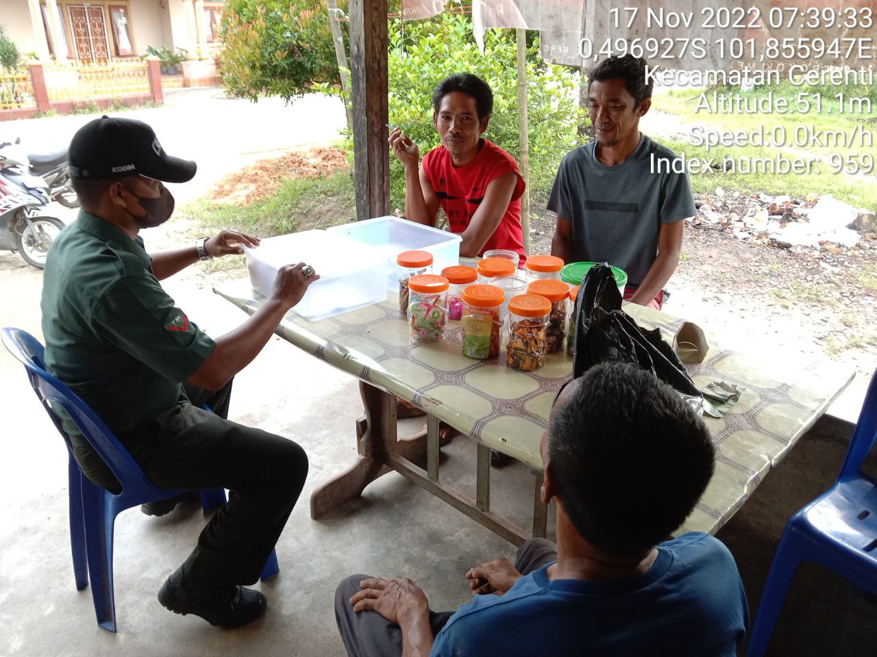Wujudkan Desa Pancasila Kopda Junedi Babinsa Koramil 06/Cerenti Kodim 0302/Inhu Komsos Dengan Warga