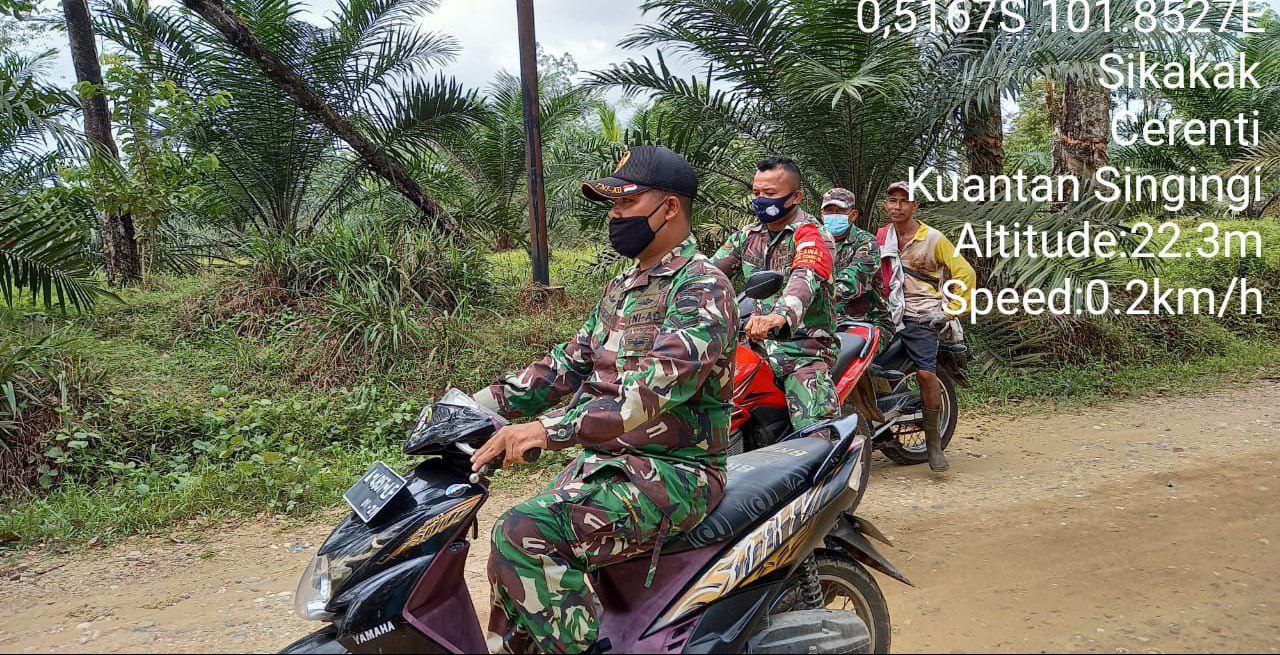 Antisipasi Karhutla, Babinsa Koramil 06/Cerenti Kodim 0302/Inhu Patroli Karlahut di Sikakak Kecamatan Cerenti