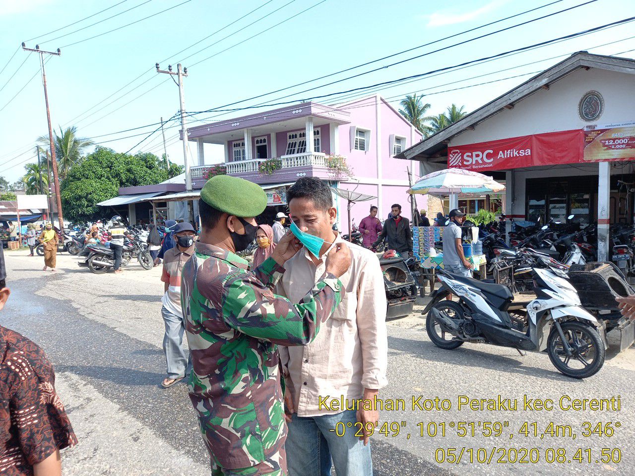 Aksi Babinsa Koramil 06/Cerenti Dim 0302/Inhu Bagikan Masker Kepada Masyarakat