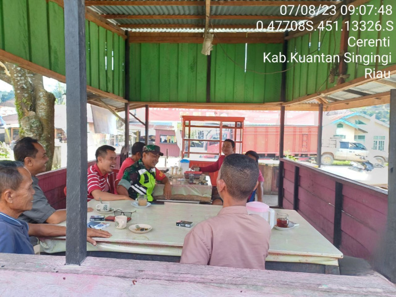 Babinsa Koramil 06/cerenti Kodim 0302/Inhu Sertu Efison Komsos Dengan Warga Desa Teluk Pauh Kecamatan Cerenti