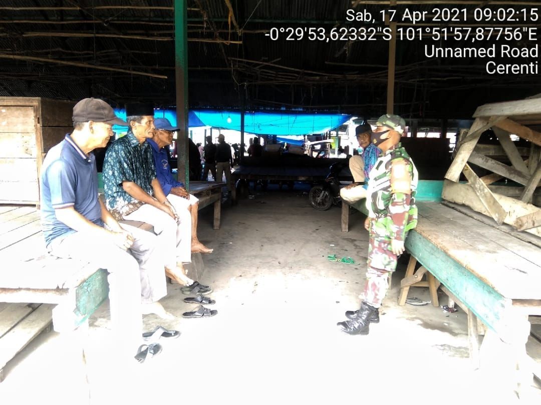 Situasi Pandemi Covid-19 Babinsa Koramil 06 Cerenti Kodim 0302 Inhu Terus Laksanakan Komsos