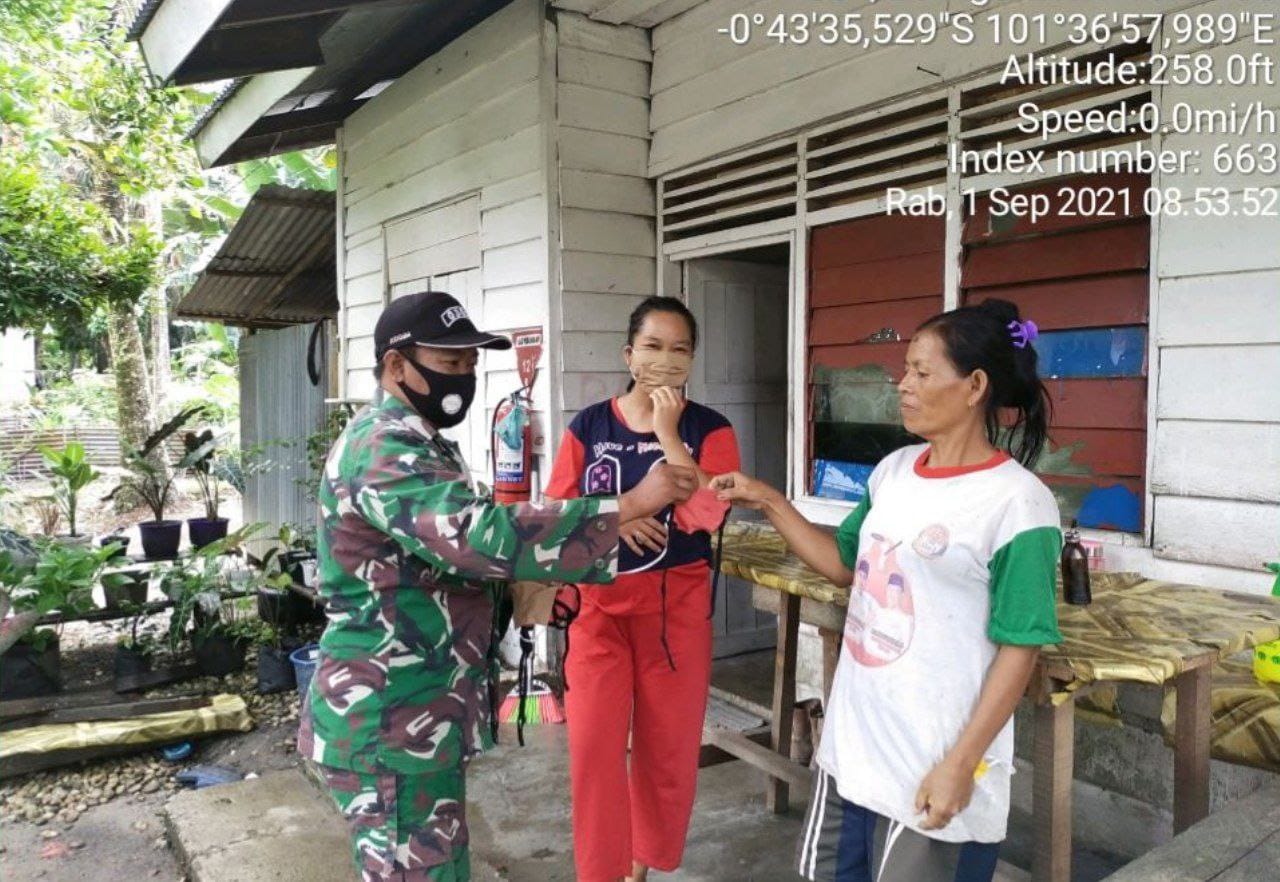 Babinsa Koramil 06/ Cerenti  Kodim 0302/ Inhu Bagikan Masker Upaya Meminimalisir Penyebaran Covid-19 Kepada Warga Binaan Desa Lebuh Lurus