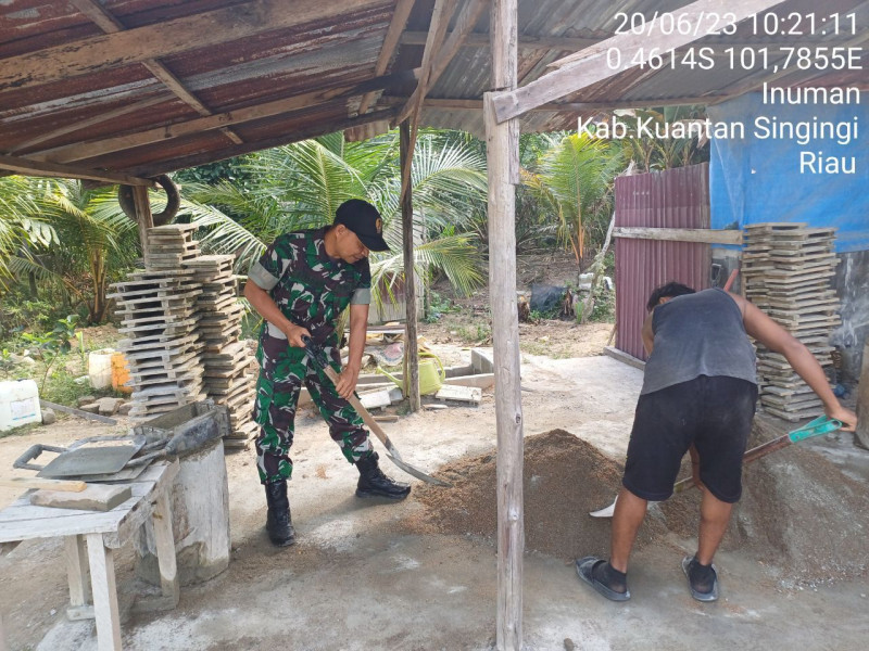 Sertu Efison Babinsa Koramil 06/Cerenti Bantu Buat Batako