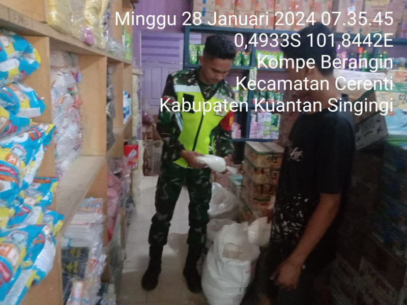 Babinsa Koramil 06/Cerenti Kodim 0302/Inhu Pratu Teguh Pantau Perkembangan Harga Kebutuhan Pokok Di Desa Kompe Berangin Kecamatan Cerenti Kabupaten Kuantan Singingi