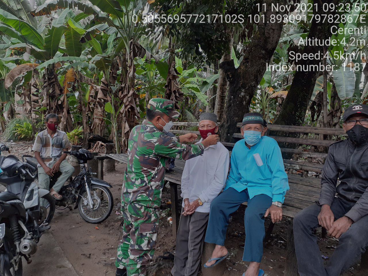 Anggota Koramil 06/ Cerenti  Kodim 0302/ Inhu, Sertu Efison Bagikan Masker  Kepada Warga di Desa Koto Cerenti Kecamatan Cerenti