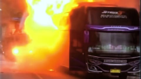 Bus Bawa Rombongan Ibu Ibu Anggota DPRD Kuansing Terbakar di Muaro Kelaban Sawahlunto