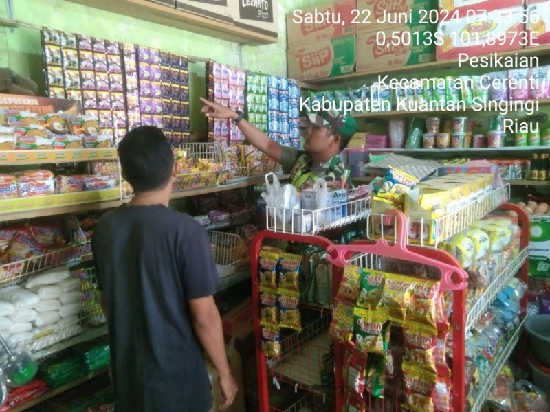 Babinsa Koramil 06/Cerenti Kodim 0302/Inhu Serda Dumen Siregar Pastikan Harga Pokok Sembako Tetap Stabil Di Desa Pesikaian