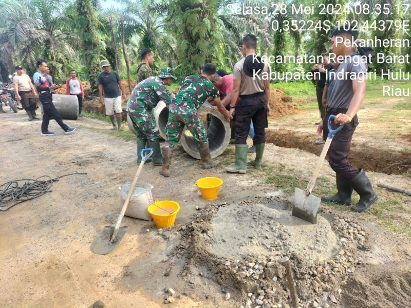 Satgas TMMD Kodim 0302/Inhu Melanjutkan Pemasangan Gorong Gorong Di Desa Redang Kecamatan Rengat Barat Kabupaten Indragiri Hulu