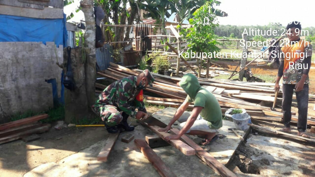 Serda Dumen Siregar Babinsa Koramil 06/Cerenti Dim 0302/Inhu Bantu Warga Dalam Membangun Warung Milik Warga