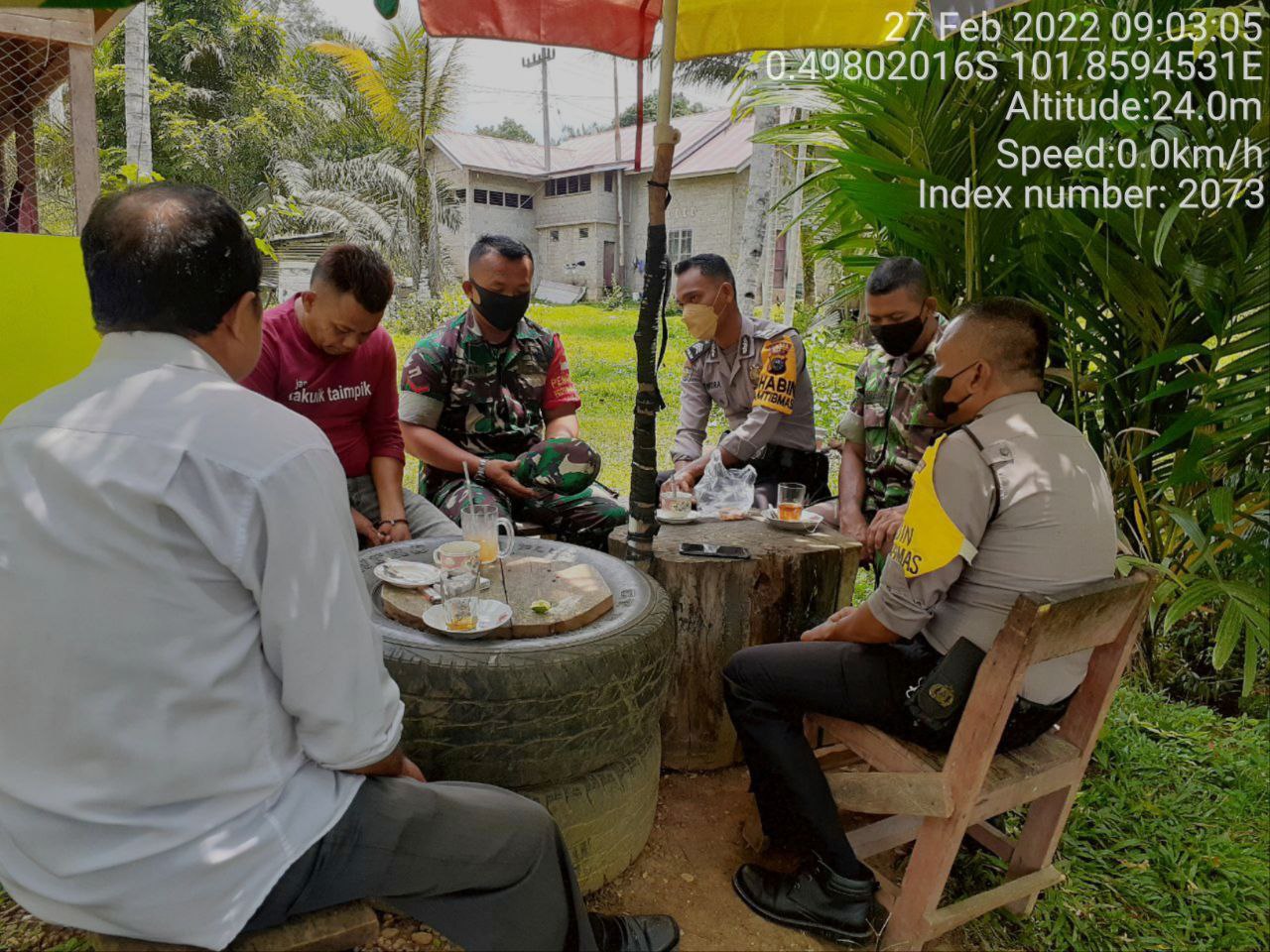 Babinsa Koramil 06/Cerenti  Kodim 0302/Inhu,Kopda Irwan Bersama Bhabinkamtibmas Polsek Cerenti Komsos Dengan Warga Desa Seberang Pulau Busuk