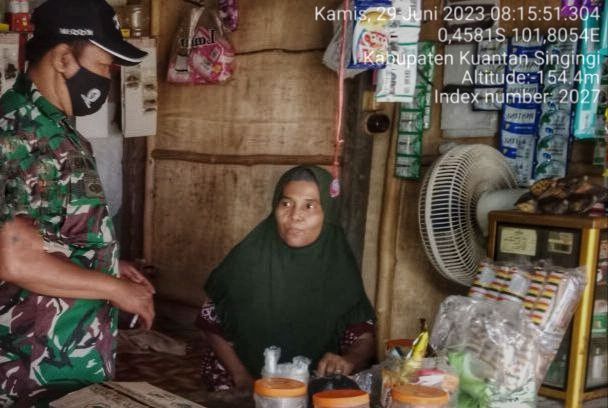 Babinsa Koramil 06/Cerenti Kodim 0302/Inhu Sertu Heriyus Saputera Pantau Harga Kebutuhan Pokok Diwilayah Kecamatan Inuman