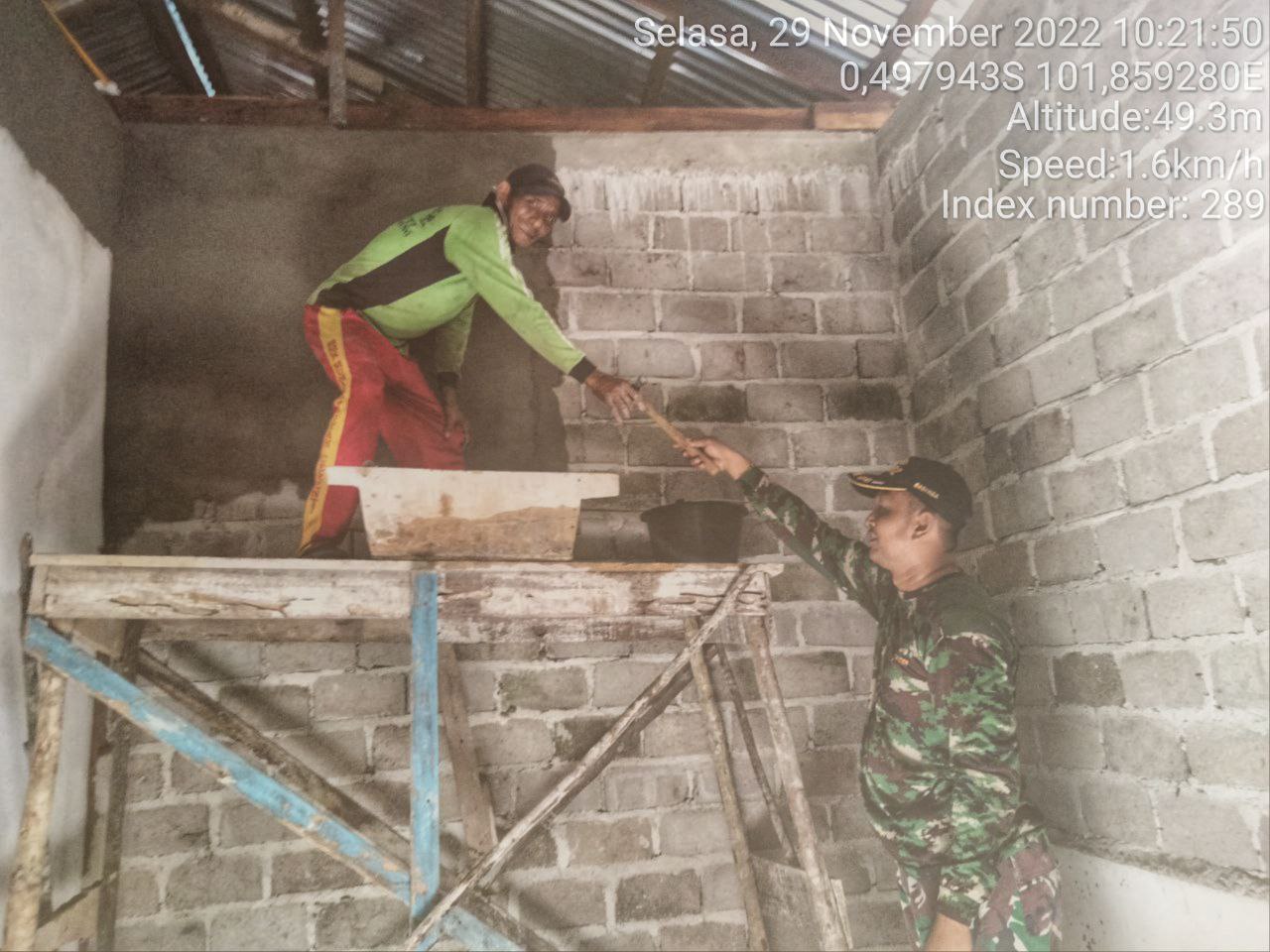 Manunggal Bersama Rakyat, Babinsa Koramil 06/Cerenti Dim 0302/Inhu Bantu Rehab Rumah Warga di Kelurahan Koto Peraku 