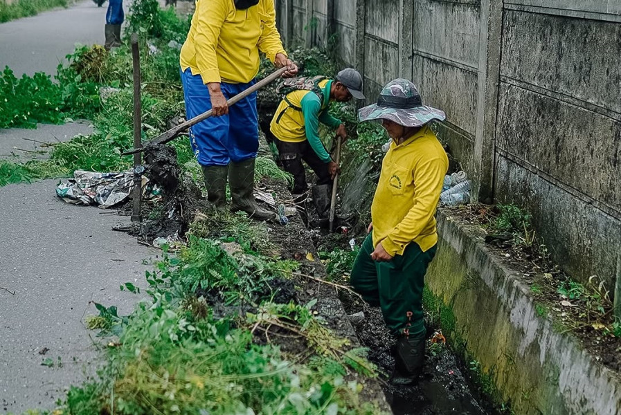 PUPR Pekanbaru Bersihkan Sedimen dan Sampah Plastik Drainase Jalan Diran