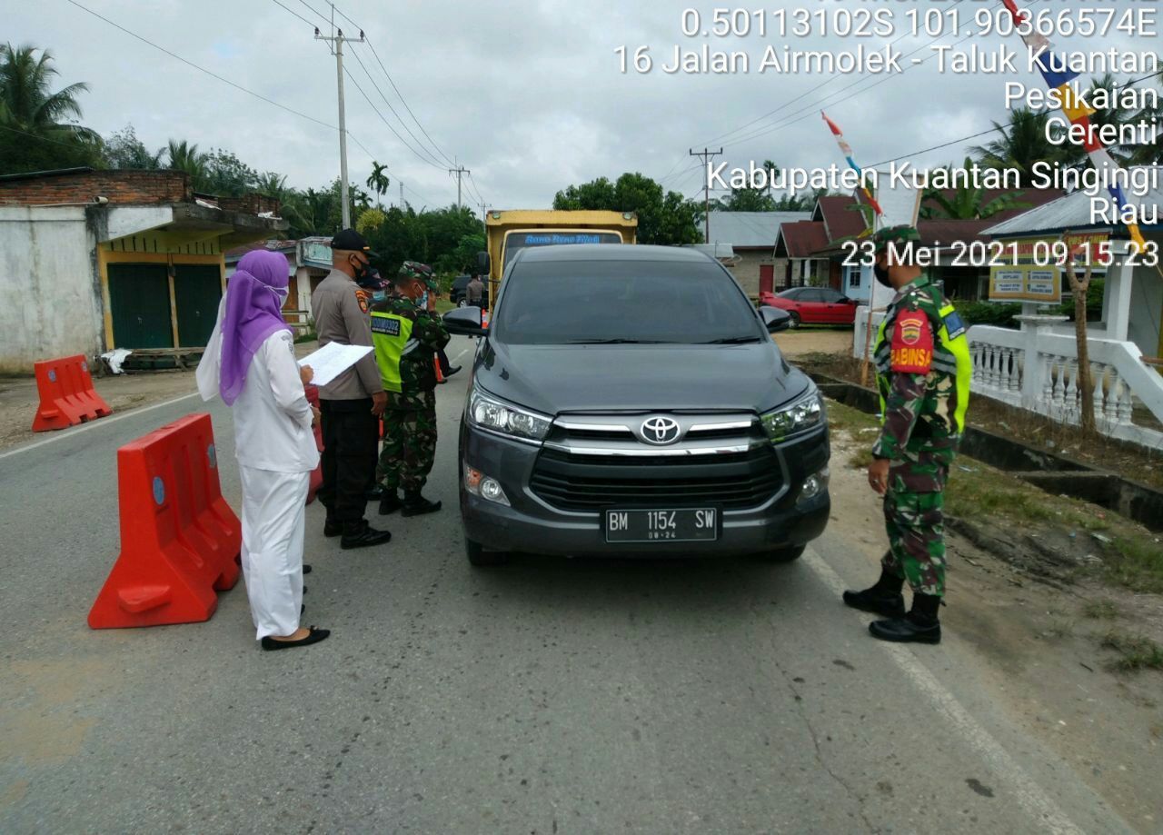 Serda Dumen Siregar Anggota Koramil 06/Cerenti Kodim 0302/ Inhu Bantu Jaga Pos Penyekatan