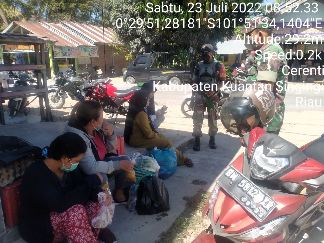 Babinsa Koramil 06/Cerenti Dim 0302/Inhu Berikan Sosialisasi Serta Himbauan Kepada Warga Agar Patuhi Prokes Covid-19 di Pasar Cerenti dan Koto Peraku