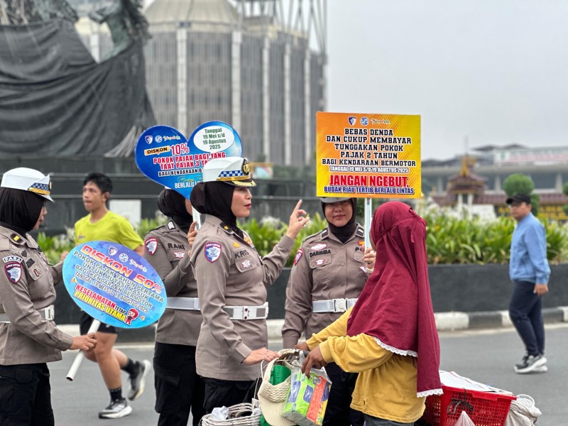 Polwan Ditlantas Polda Riau Turun ke CFD, Sosialisasikan Pentingnya Kamseltibcarlantas