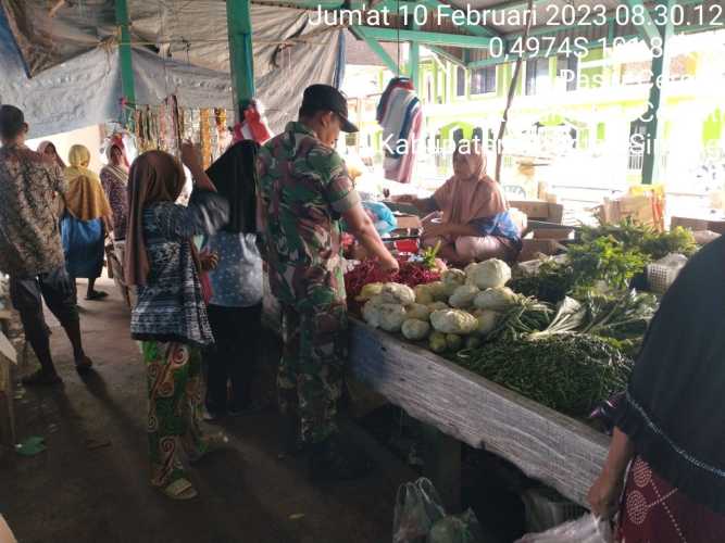 Babinsa Koramil 06/Cerenti Kodim 0302/Inhu,Kopda Muhammad Soleh Pantau Perkembangan Harga Kebutuhan Pokok Di Wilayah Kecamatan Cerenti