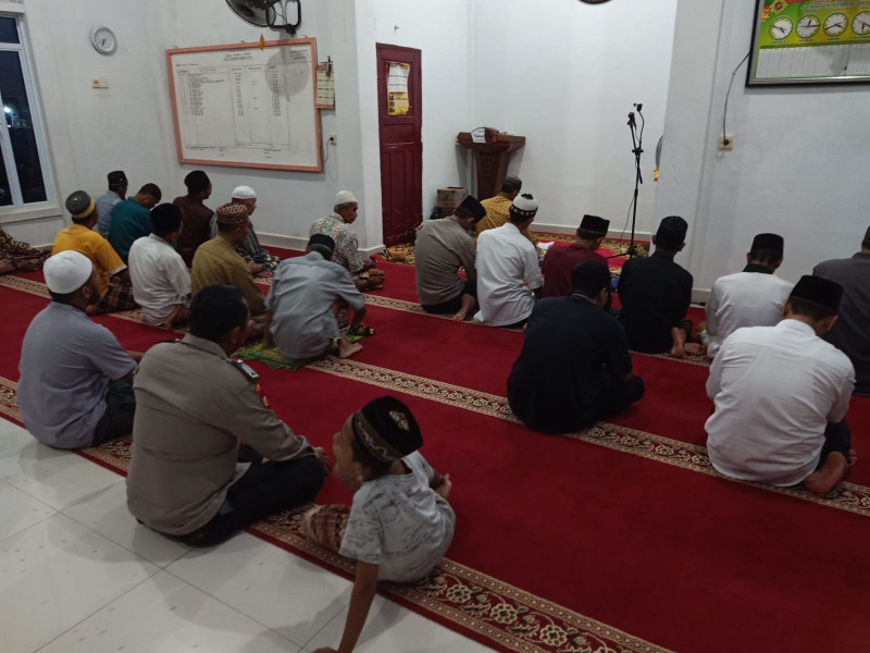 Polsek Tempuling Solat Magrib Berjamaah di Surau Nujmul Huda