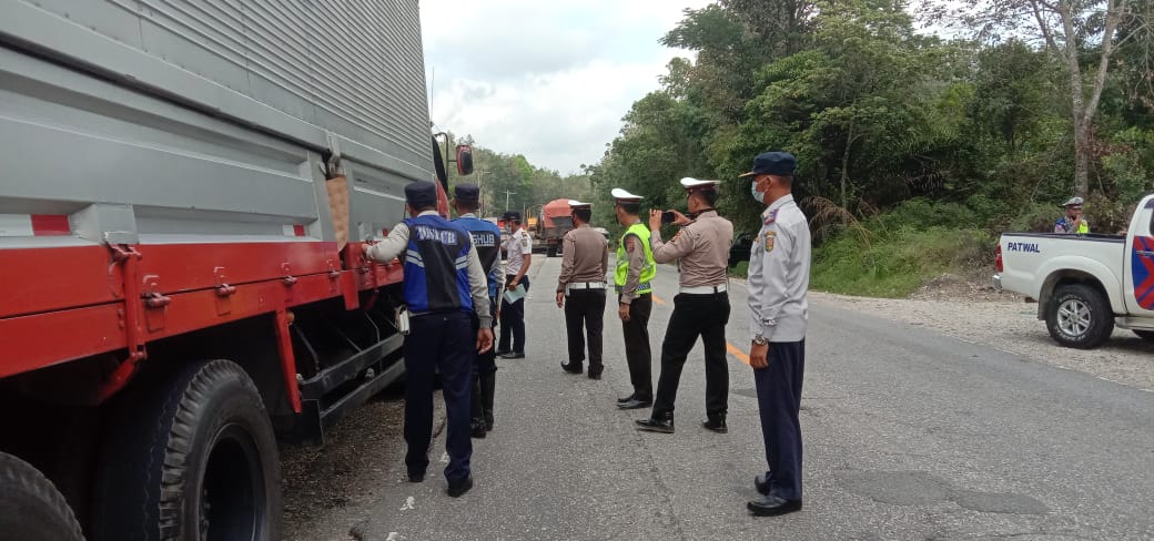 Dishub Dan Lantas Kuansing Tertibkan Mobil Overload