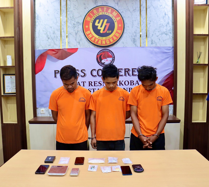 Sabu dan Ekstasi Ditemukan Tersembunyi di Plafon Rumah, Tiga Pelaku Ditangkap