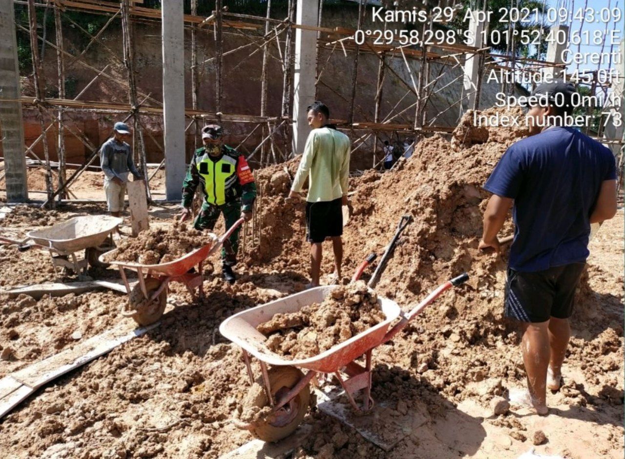 Babinsa Koramil 06/Cerenti Kodim 0302/Inhu Bersama Masyarakat Gotong Royong Membangun Mesjid