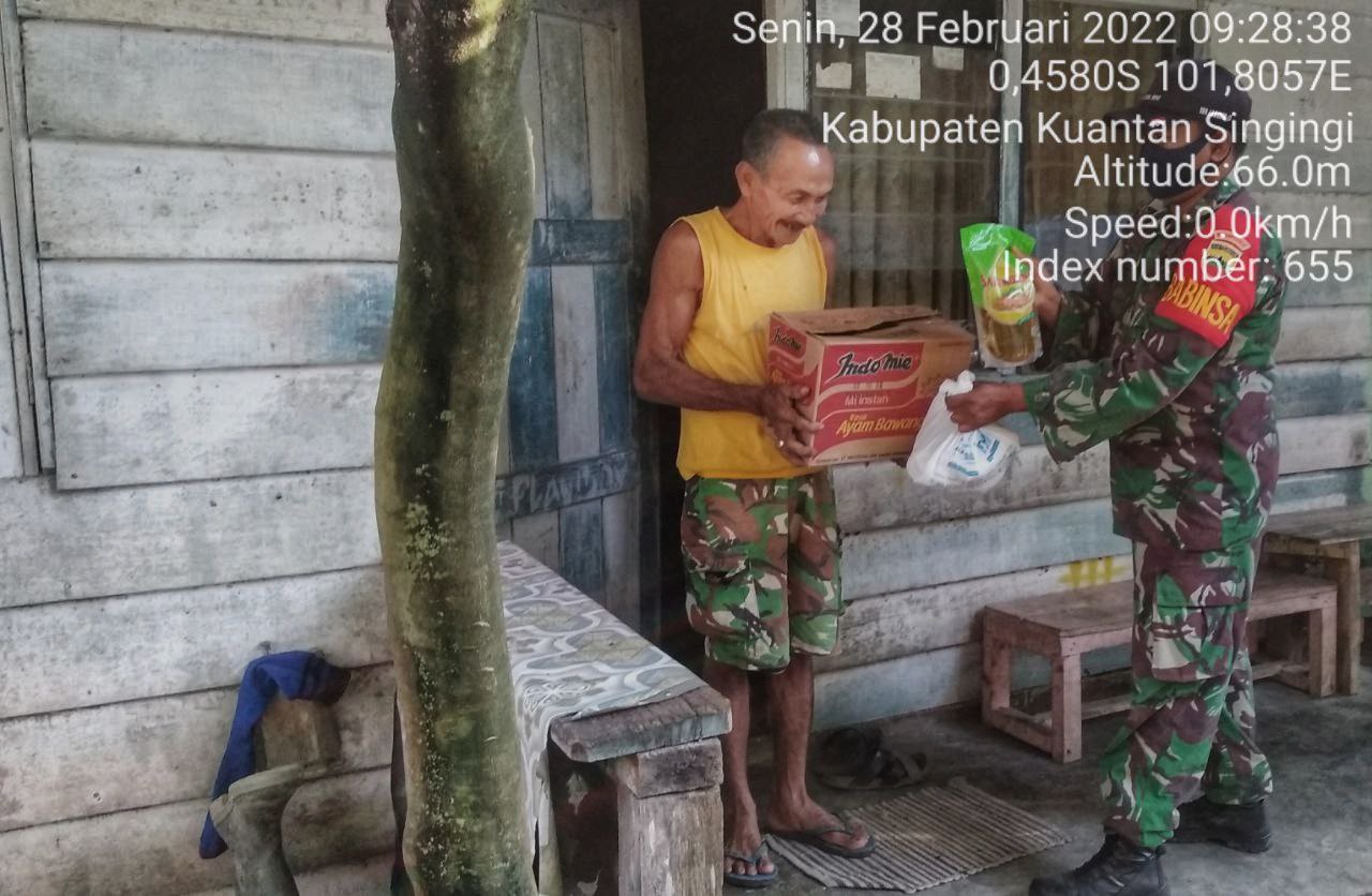 Babinsa Koramil 06/Cerenti Kodim 0302/Inhu Memberi Bantuan Kepada Masyarakat di Pulau Busuk Jaya