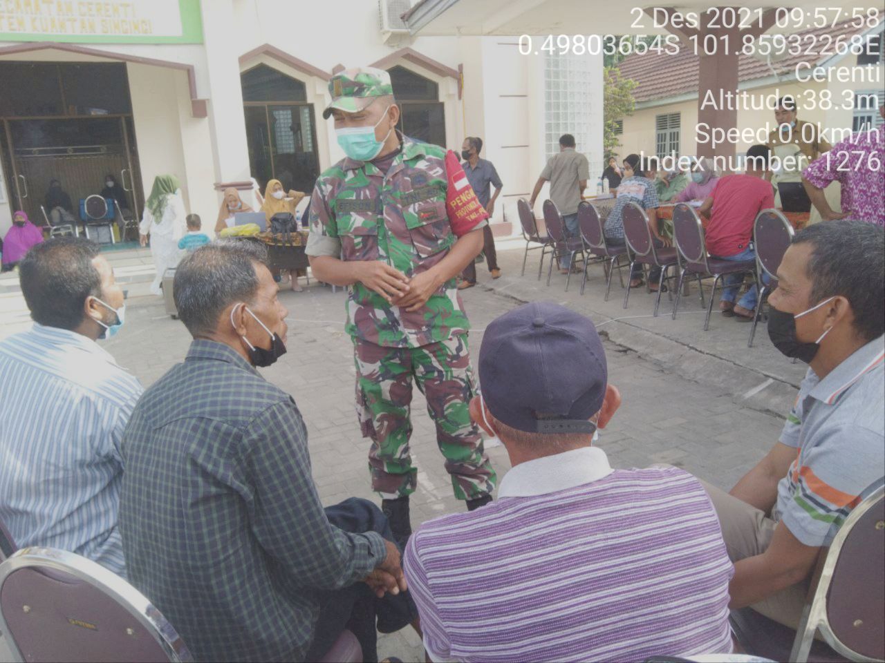 Babinsa Koramil 06/Cerenti Dim 0302/Inhu, Sertu Efison Komsos Dengan Warga Kelurahan Pasar Cerenti