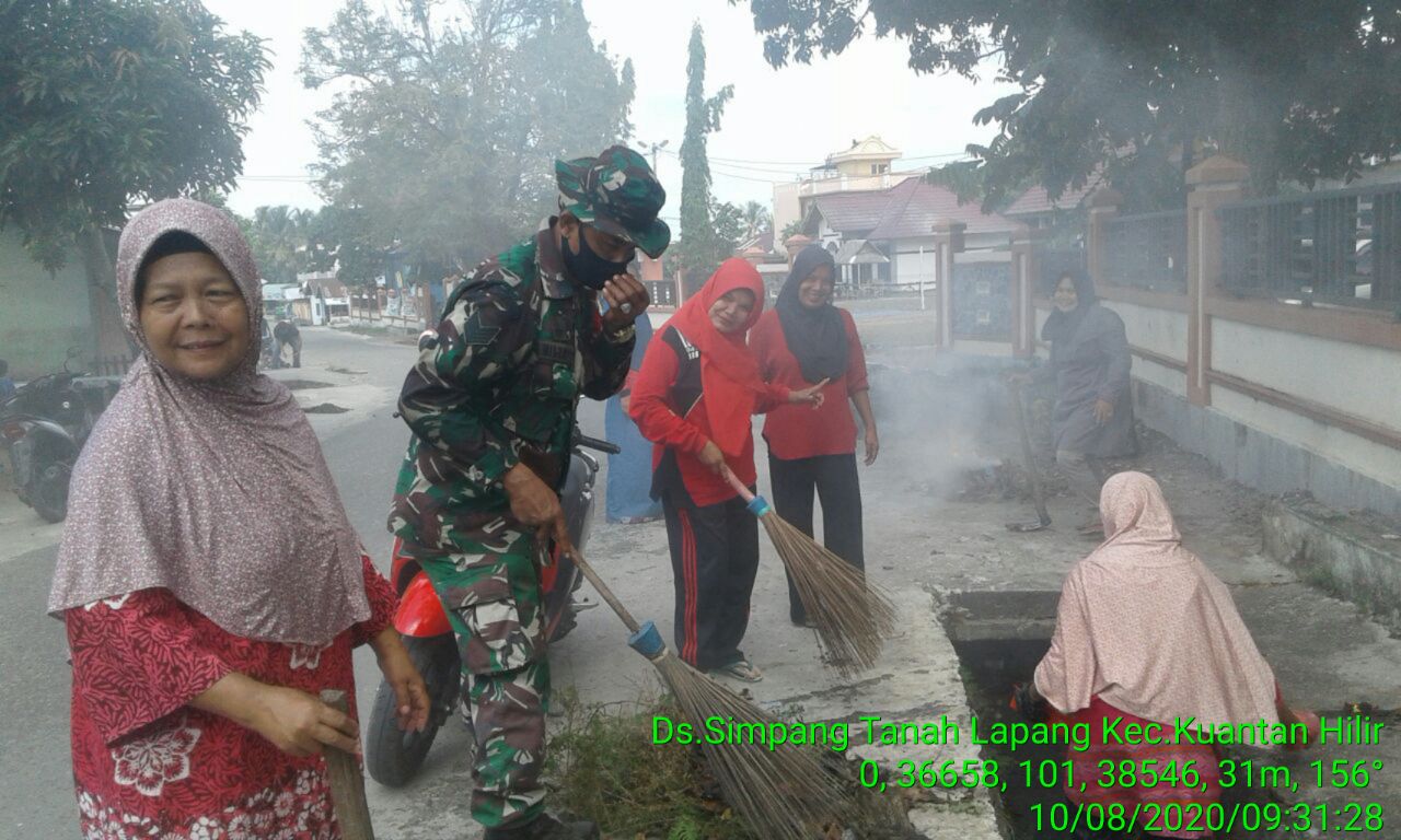 Serma Muhardi Anggota Koramil 07/Kuantan Hilir Dim 0302/Inhu Gotong Royong Bersama Ibu-Ibu PKK Dan Pegawai Kecamatan Kuantan Hilir.