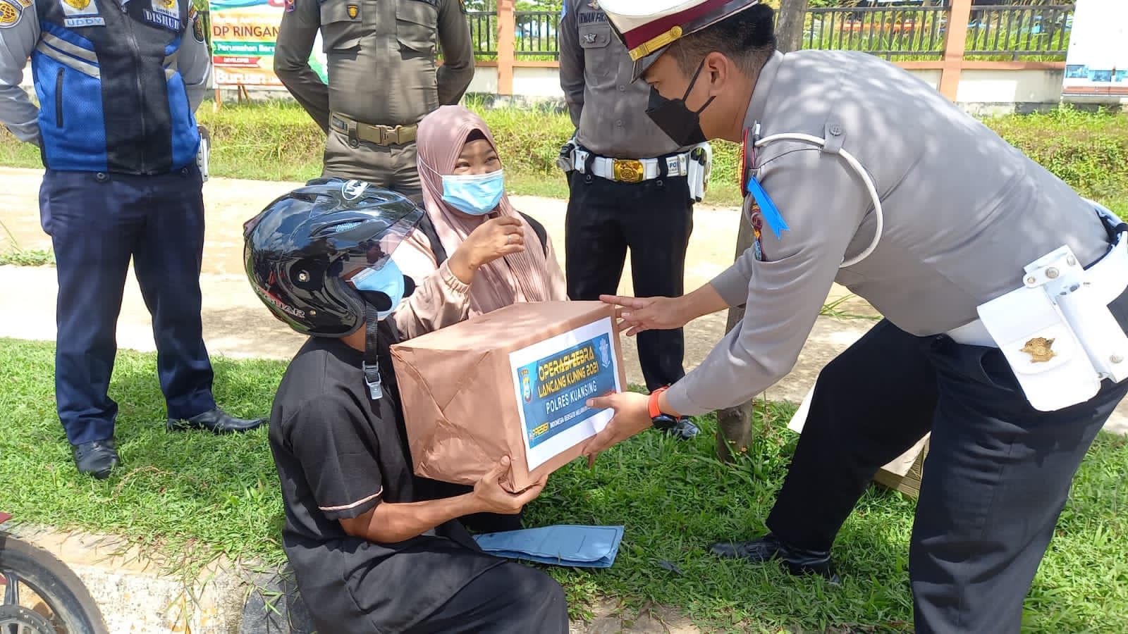 Operasi Zebra Lancang Kuning 2021, Kasat lantas Beri Bantuan, Ketatkan Prokes dan Tertib Lalu lintas