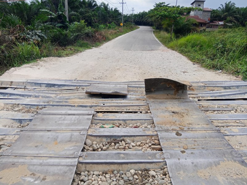 Jembatan Sinambek Sentajo Rusak;  Bupati Suhardiman Meradang, Portal Pengaman Jalan Dan Jembatan Dirusak