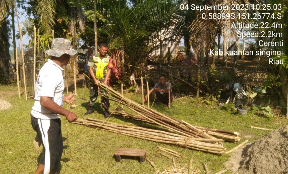 Mempererat Kemanunggalan Dengan Masyarakat, Babinsa Koramil 06/Cerenti Kodim 03022/Inhu, Gotong Royong Membuat Pondasi Rumah Milik Warga Binaan Desa Pulau Jambu