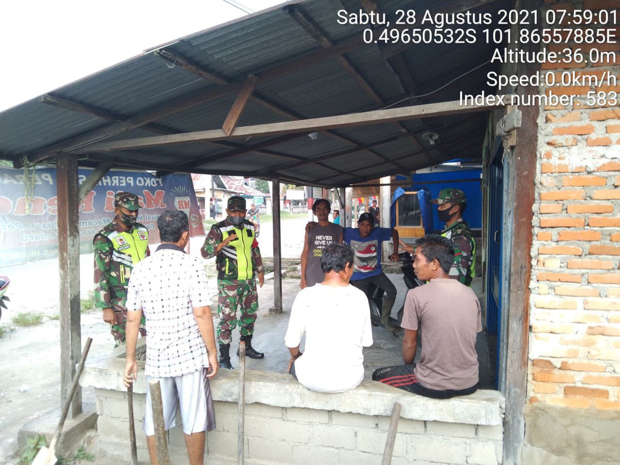 Bintara Pembina Desa (Babinsa) Koramil 06/Cerenti Dim 0302/Inhu Berikan Sosialisasi Serta Himbauan Kepada Warga Agar Patuhi Prokes Covid-19 di Desa Pulau Busuk