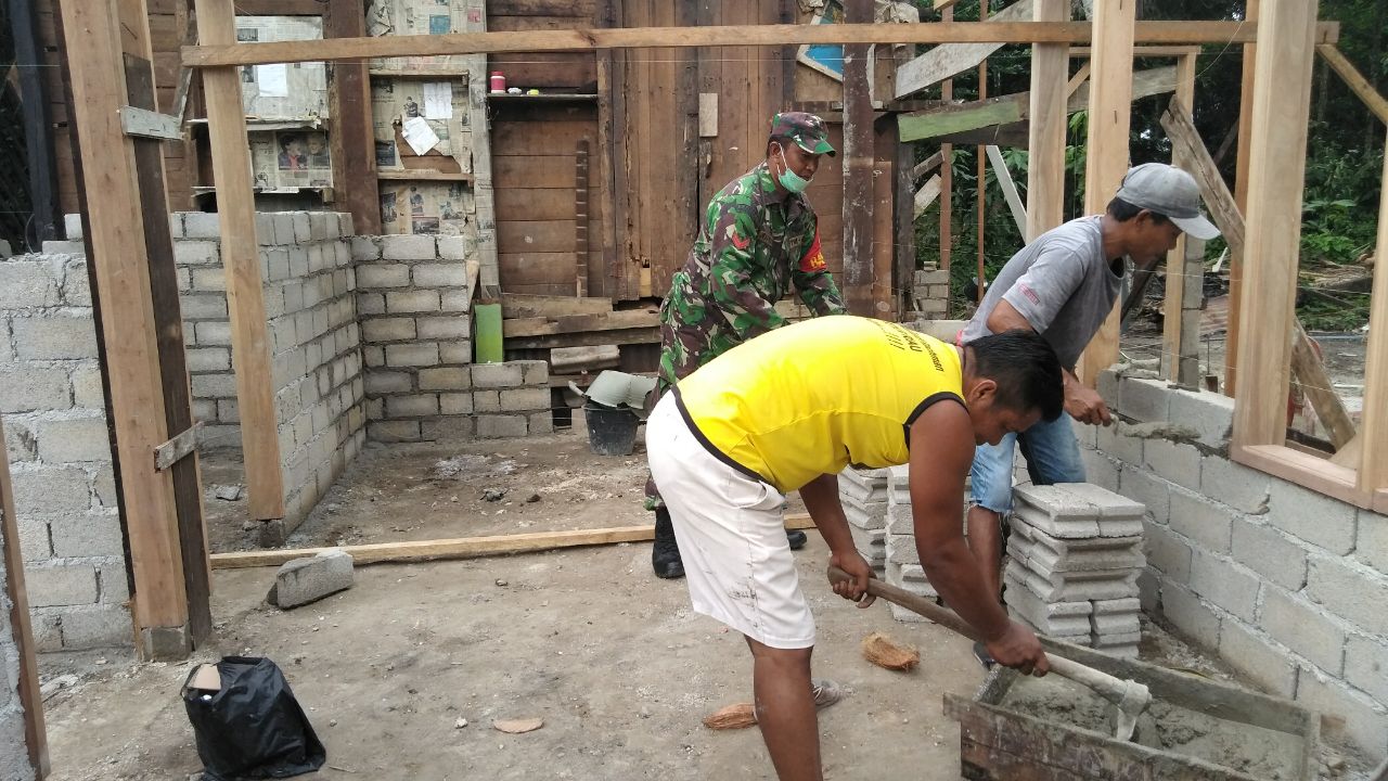 Babinsa Koramil 06/Cerenti Dim 0302/Inhu Koptu Juanda Bantu Warga Membangun Rumah Layak Huni.