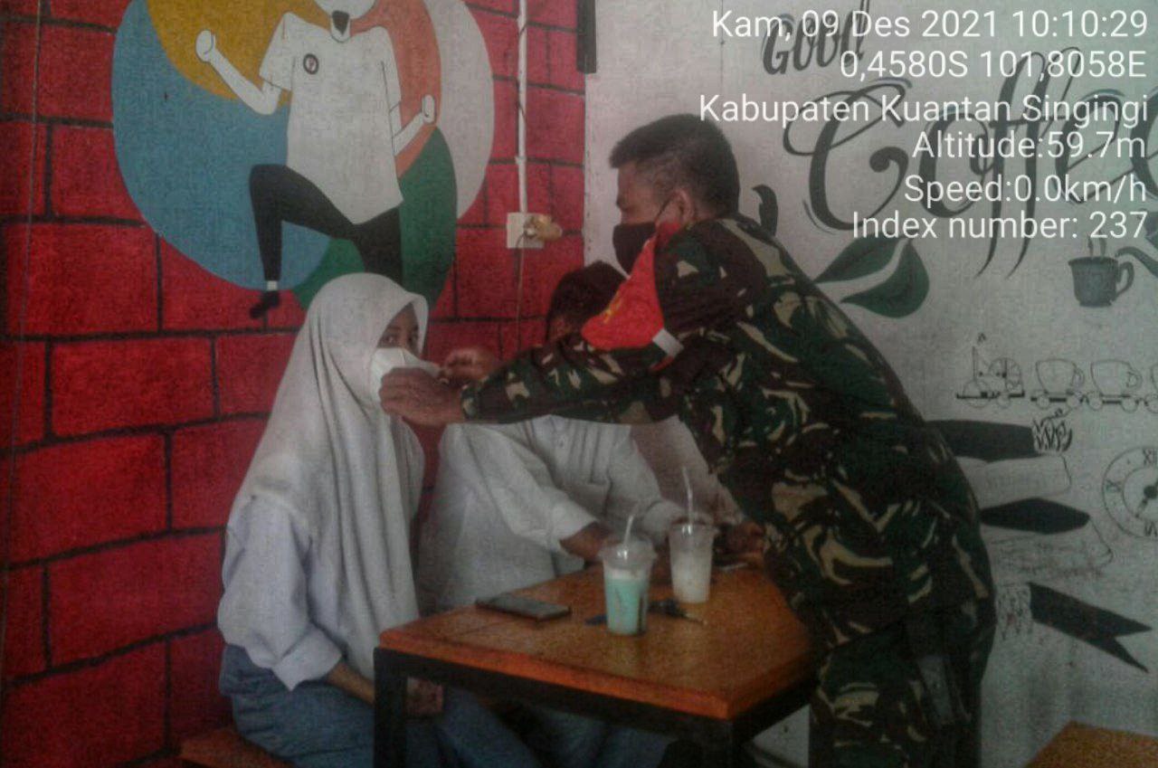 Babinsa Koramil 06/ Cerenti Kodim 0302/ Inhu Babinsa Membagikan Masker Untuk Anak Sekolah di Kampung Baru