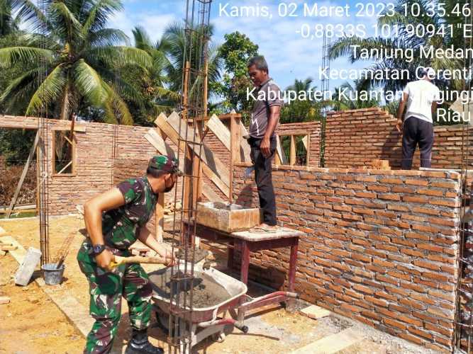 BANGUN KEAKRABAN, Kopda Muhamad Soleh Anggota Babinsa Koramil 06/Cerenti Dim 0302/Inhu Bantu Warga Membuat Rumah Di Desa Tanjung Medan
