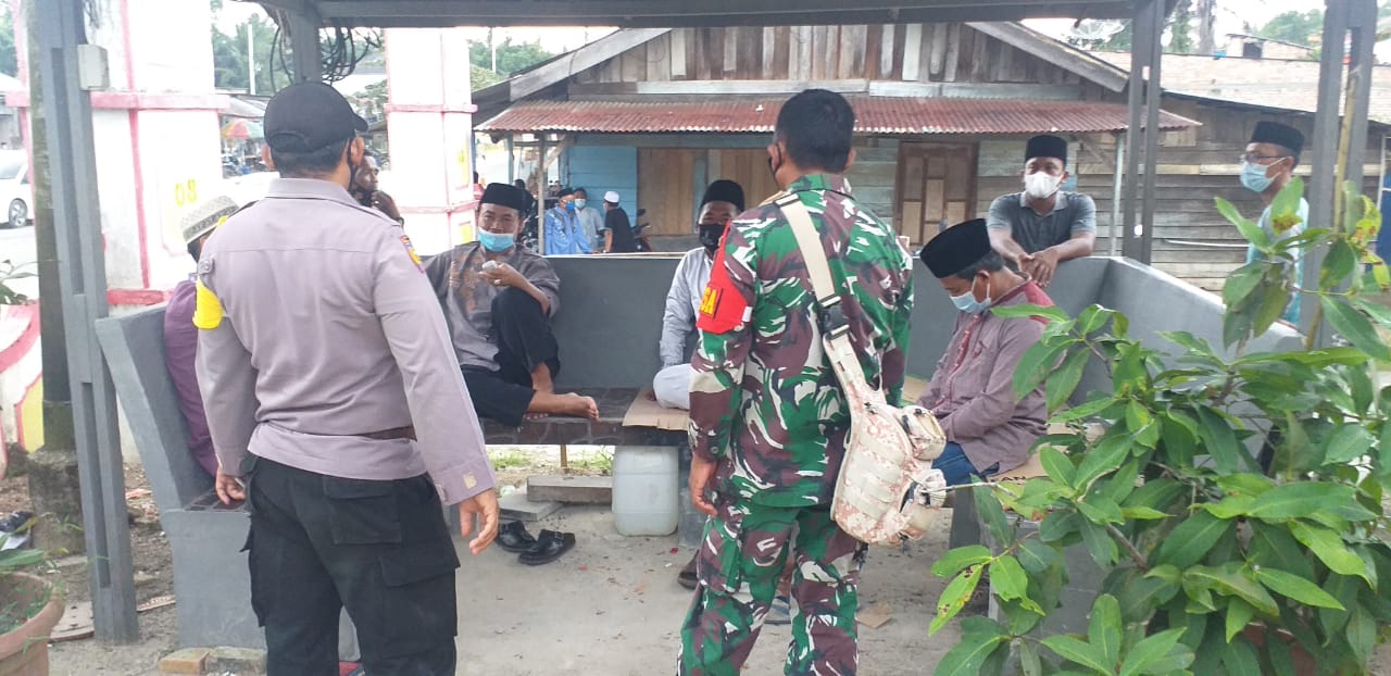 Personel Polsek Pangkalan Kerinci Bersama TNI Sosialisasikan Vaksinasi di Desa Makmur