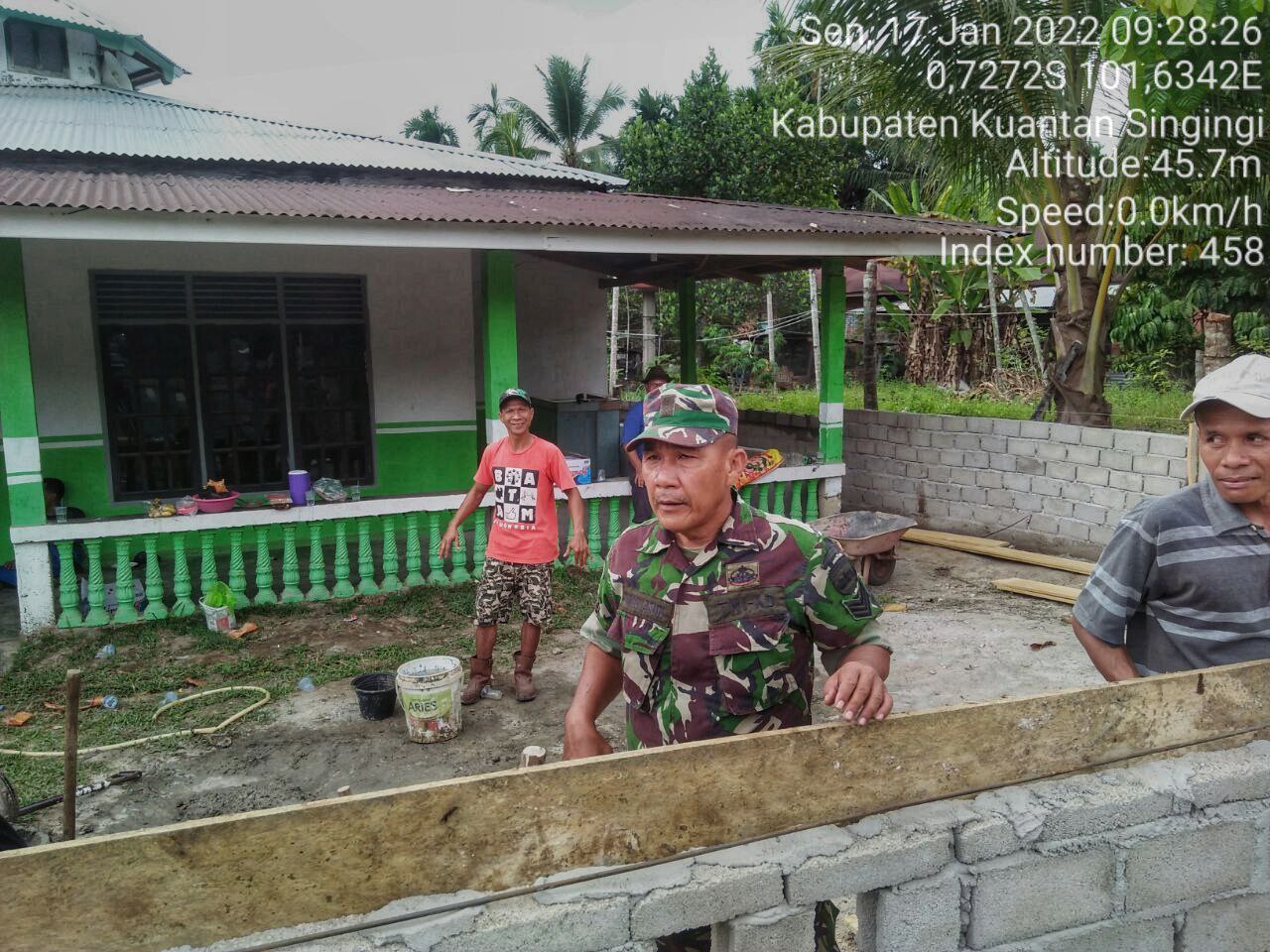 Babinsa  Koramil 06/Cerenti Cerenti Kodim 0302/Inhu Gotong Royong Dengan Masyarakat  Pagar Mushola Baitullah