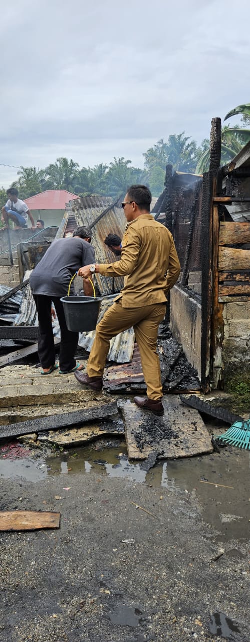 Warga nya Kebakaran;  Camat Sentajo Raya Ikut Berjibaku Padamkan Api
