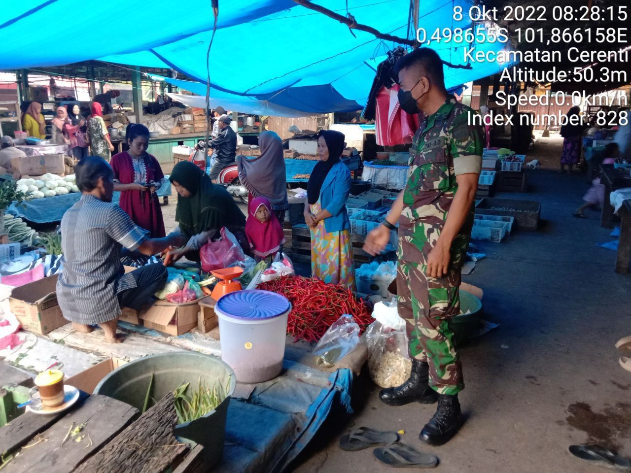 Serda SP Nasution Babinsa Koramil 06/Cerenti Kodim 0302/Inhu Cek Harga Sembako Di Pasar