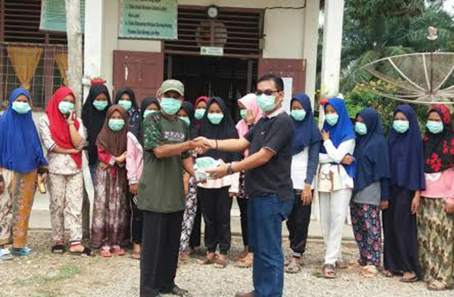 PT EDI Bersama Upika dan Puskesmas Kunto Darussalam Membagikan Masker Gratis 